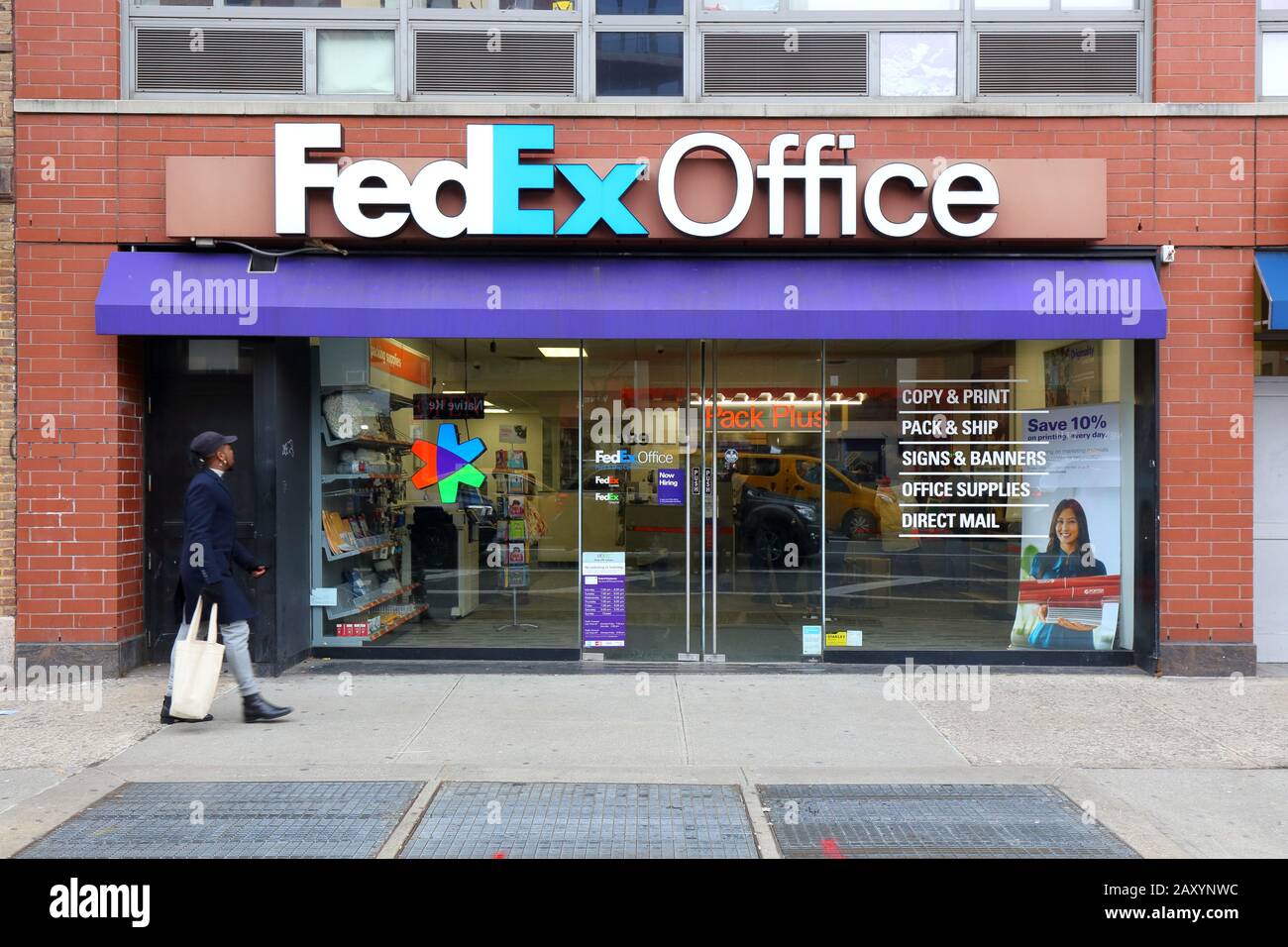 FedEx Office, 189 8ème Avenue, New York, NY. Vitrine extérieure d'un bureau de vente au détail et magasin d'expédition dans le quartier Chelsea de Manhattan. Banque D'Images