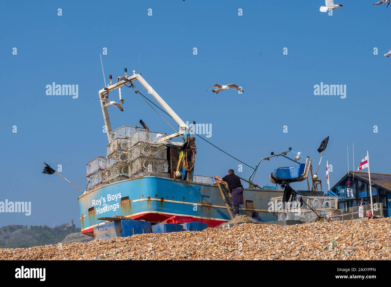 Chalutier Hastings sur la plage des pêcheurs de la vieille ville de Stade, East Sussex, Royaume-Uni Banque D'Images