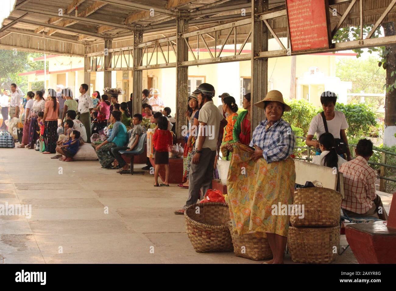 La vie dans la gare de Myanmar Banque D'Images