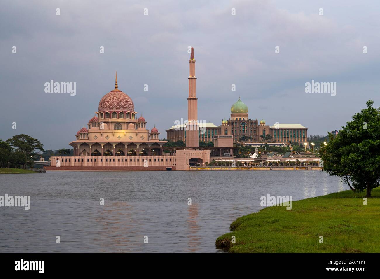 Reflet de la Mosquée Putra et du Jabatan Perdana Menteri sur le lac Putrajaya au crépuscule. Banque D'Images