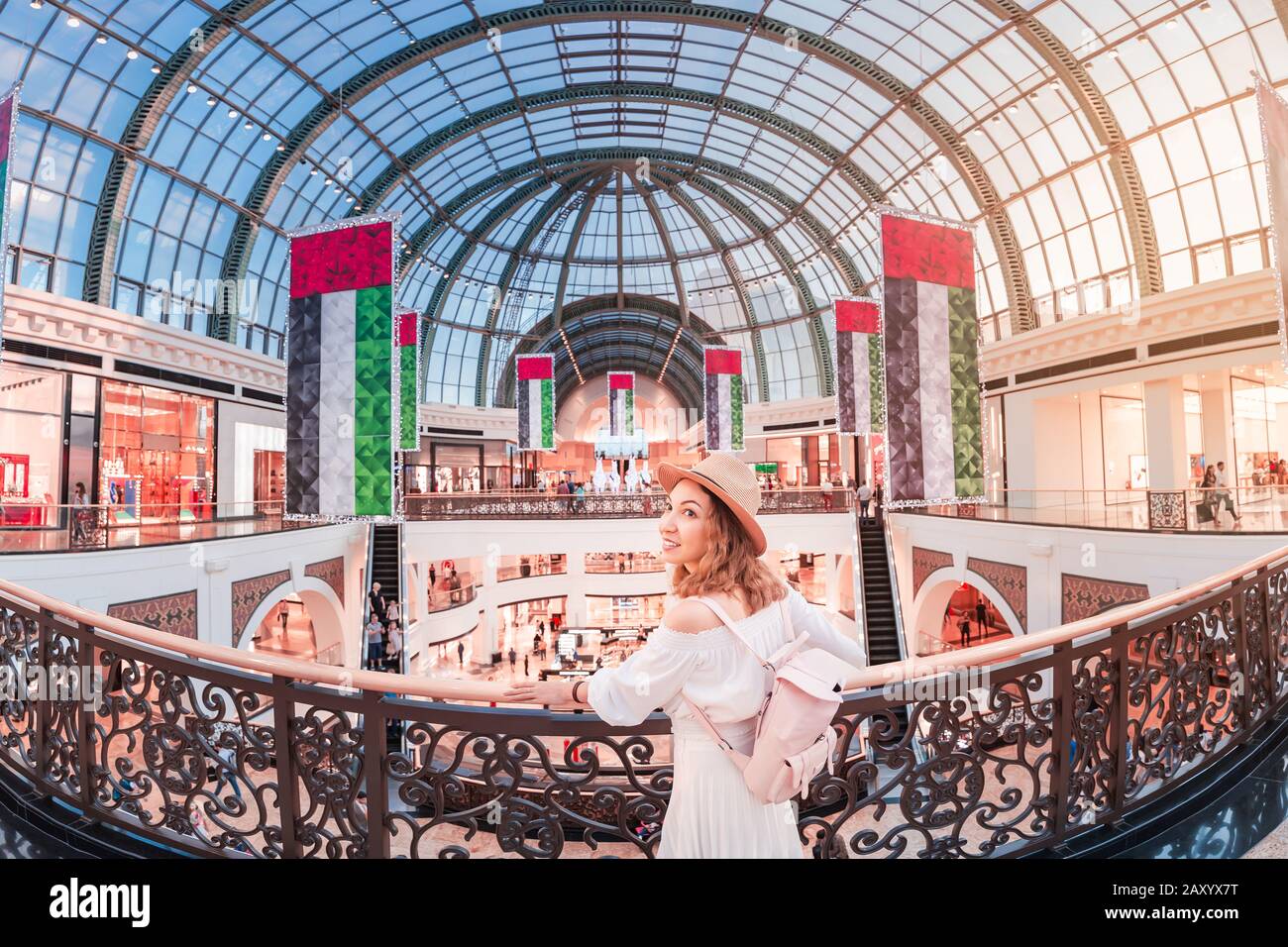 Un jeune touriste marche dans l'un des plus grands centres commerciaux de Dubaï - Emirates Mall. Voyage aux Émirats arabes Unis Banque D'Images