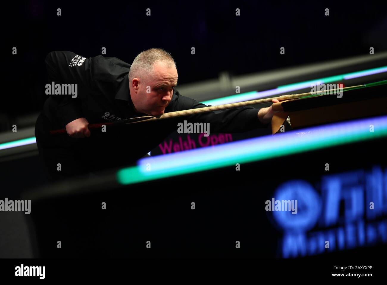 John Higgins, joueur professionnel écossais de snooker, joue un tir contre Joe O'Connor, joueur professionnel de snooker anglais au premier tour de 2020 Welsh Open à Cardiff, Royaume-Uni de Grande-Bretagne et d'Irlande du Nord, 11 février 2020. John Higgins a battu Joe O'Connor 4-1 au premier tour de 2020 Welsh Open à Cardiff, Royaume-Uni de Grande-Bretagne et d'Irlande du Nord, le 11 février 2020. Banque D'Images