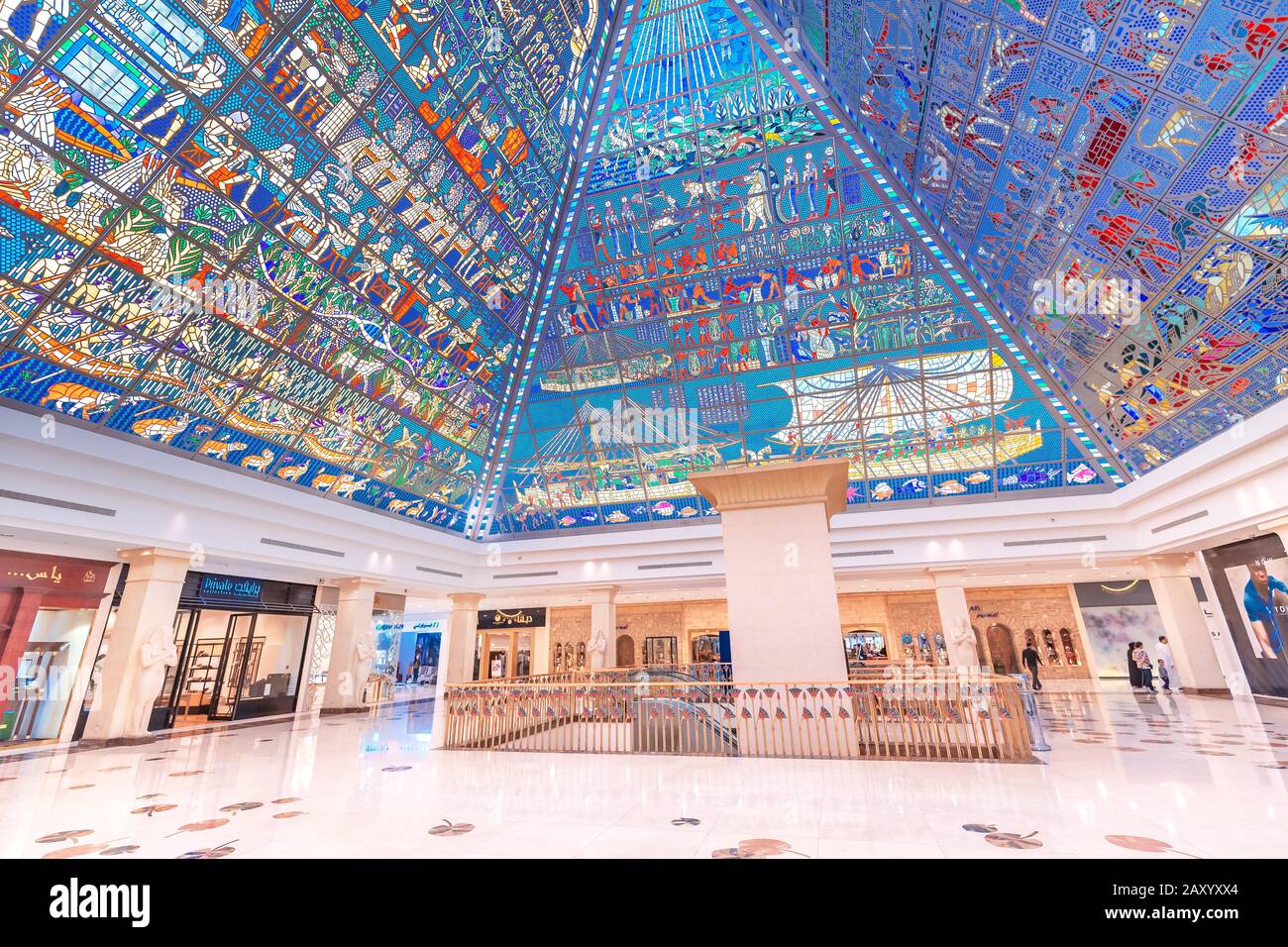 30 novembre 2019, Dubaï, Emirats Arabes Unis : intérieur de style de l'Egypte ancienne avec pyramide et statue du Pharaon dans le célèbre centre commercial Wafi à Dubaï Banque D'Images