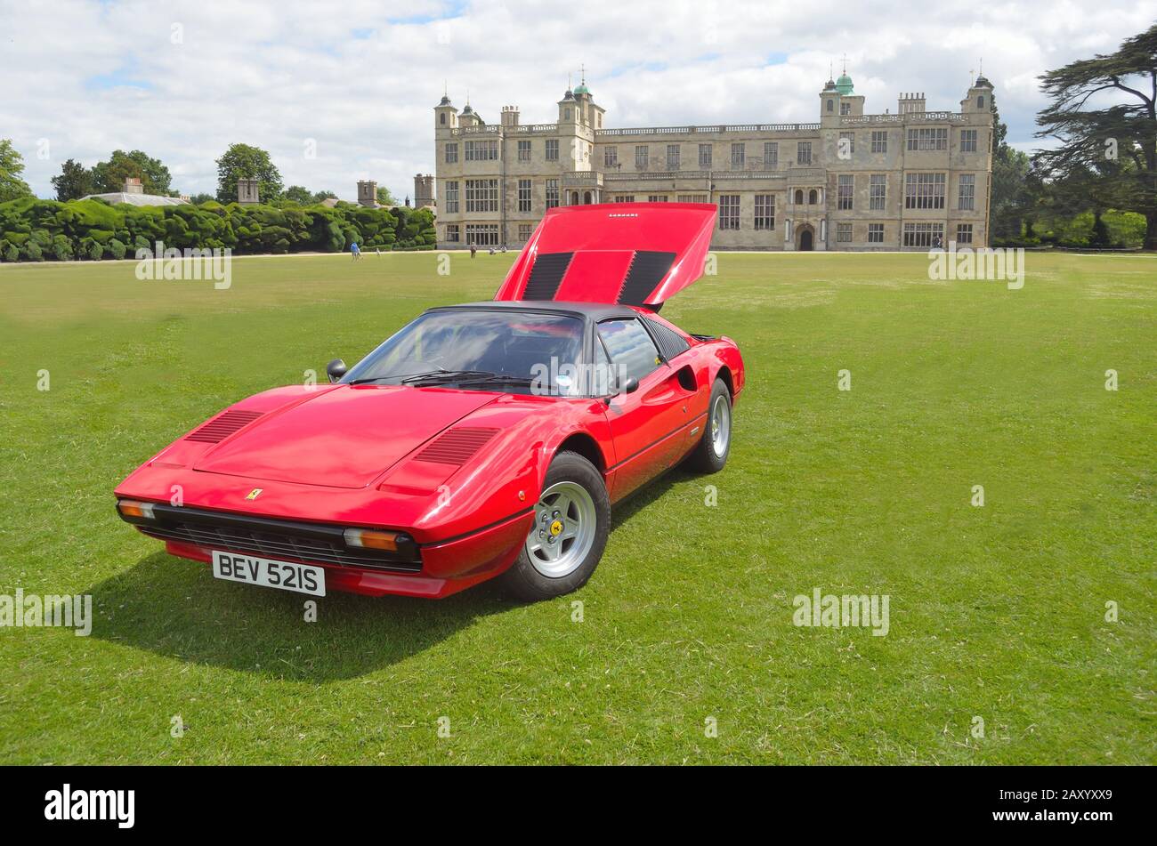 Safran WALDEN, ESSEX, ANGLETERRE - 21 JUIN 2015 : Ferrari rouge classique dans un spectacle de voitures anciennes Banque D'Images