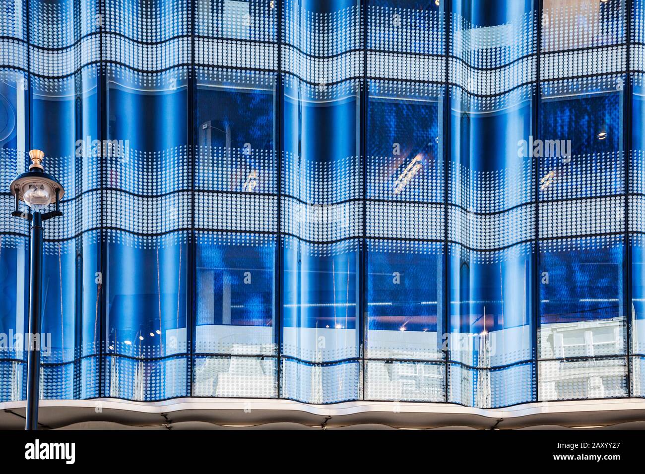 Gros plan sur un immeuble de bureaux moderne à Londres, créant une image abstraite. Banque D'Images