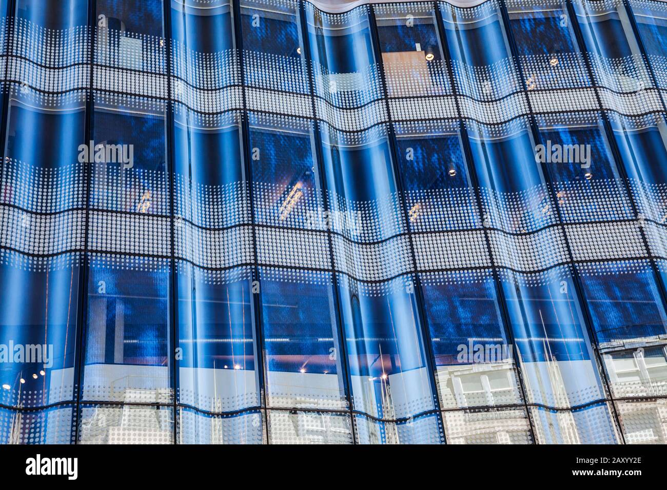 Gros plan sur un immeuble de bureaux moderne à Londres, créant une image abstraite. Banque D'Images