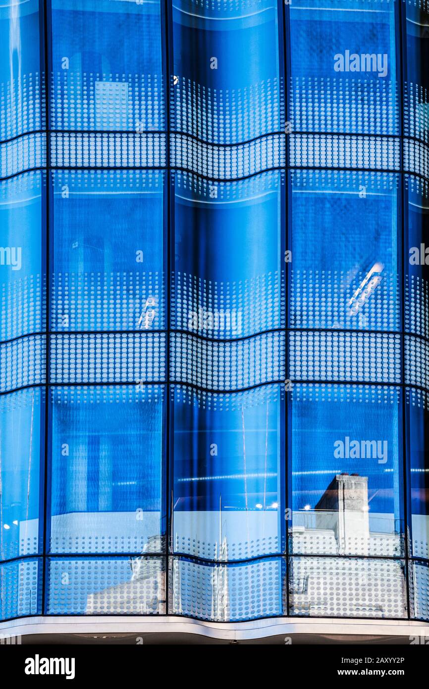 Gros plan sur un immeuble de bureaux moderne à Londres, créant une image abstraite. Banque D'Images