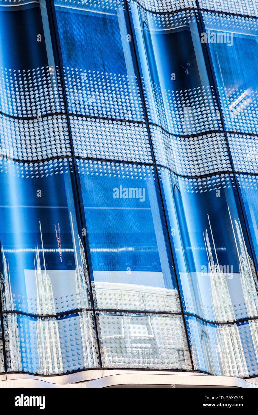 Gros plan sur un immeuble de bureaux moderne à Londres, créant une image abstraite. Banque D'Images