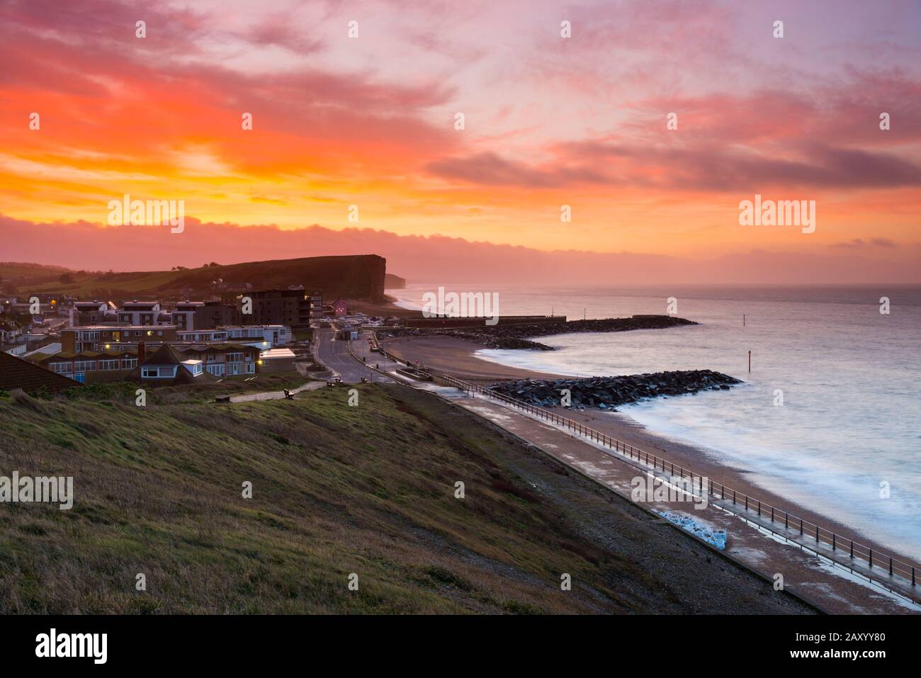 West Bay, Dorset, Royaume-Uni. 14 février 2020. Météo britannique. Un ciel rouge à l'aube le jour des valentines peu avant le lever du soleil à West Bay à Dorset en avance sur les prévisions mauvais temps de Storm Dennis. Crédit Photo : Graham Hunt/Alay Live News Banque D'Images