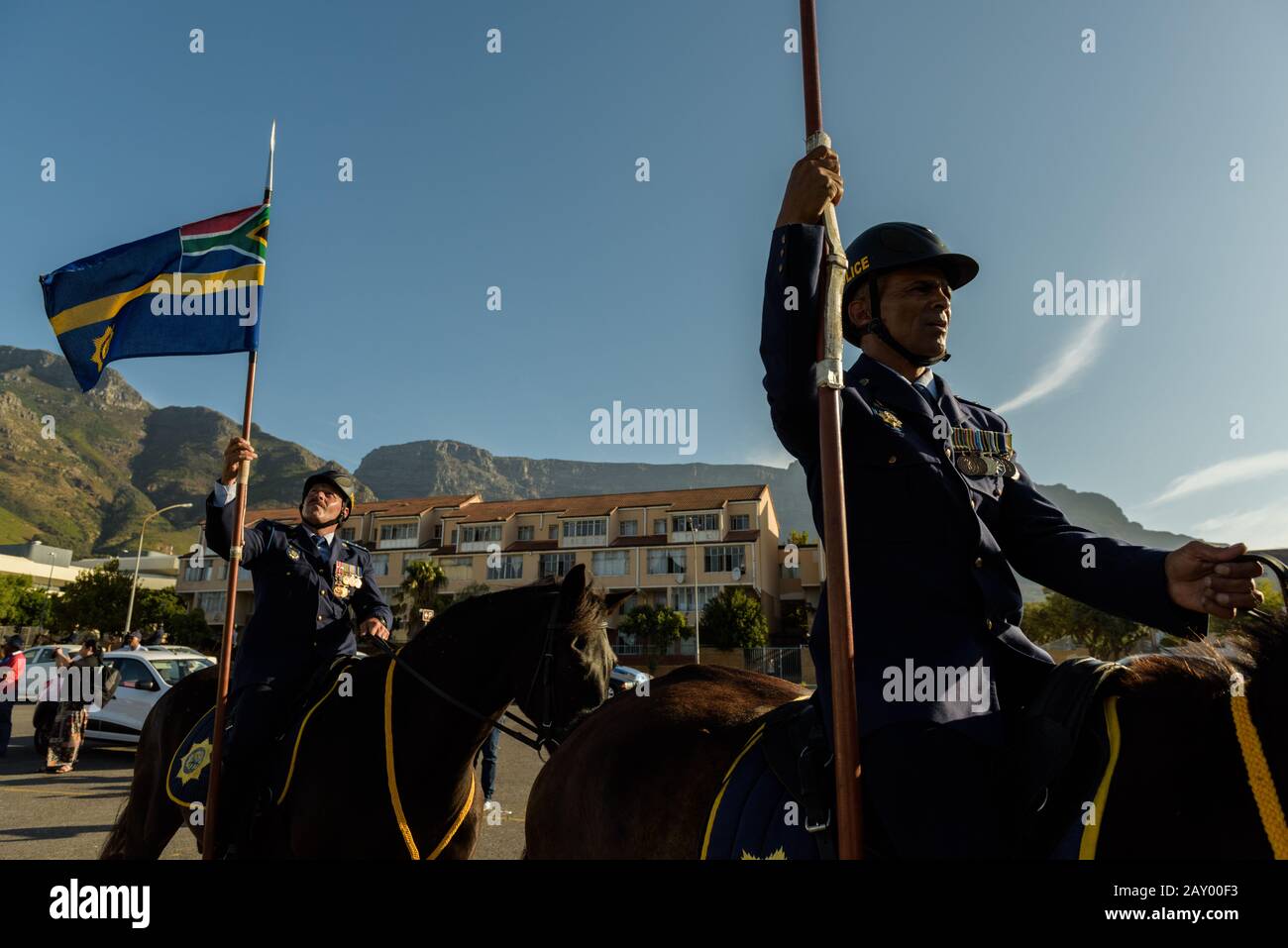 Des policiers montés défilent devant l'allocution du président Cyril Ramaphosa de 2020 devant le Parlement sud-africain du Cap Banque D'Images