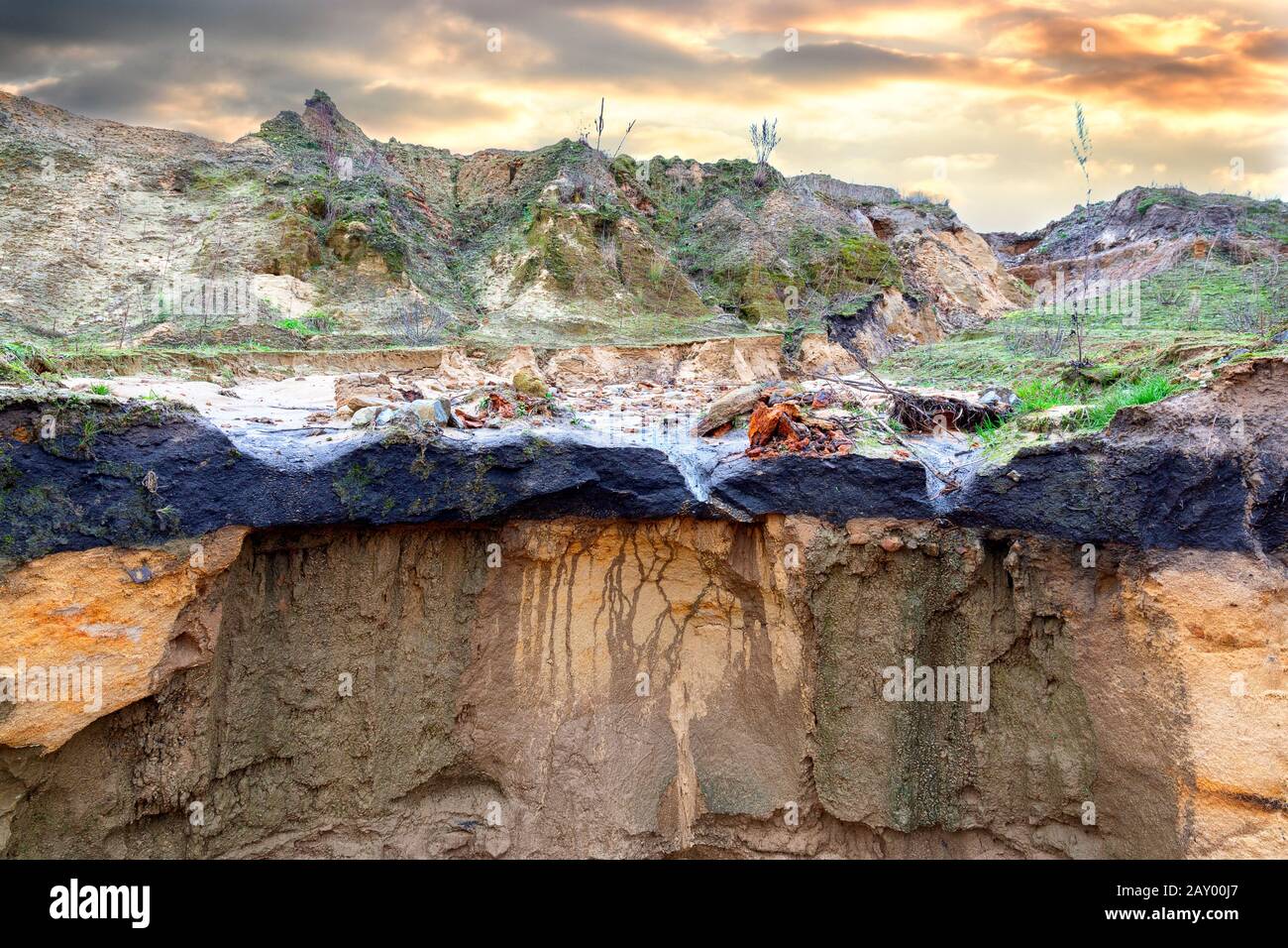 Érosion créneuse dans une décharge de déchets industriels près de Bielefeld, dans le nord-ouest de l'Allemagne. Les matières dangereuses sont lavées et pénètrent dans les sols à un niveau inférieur Banque D'Images