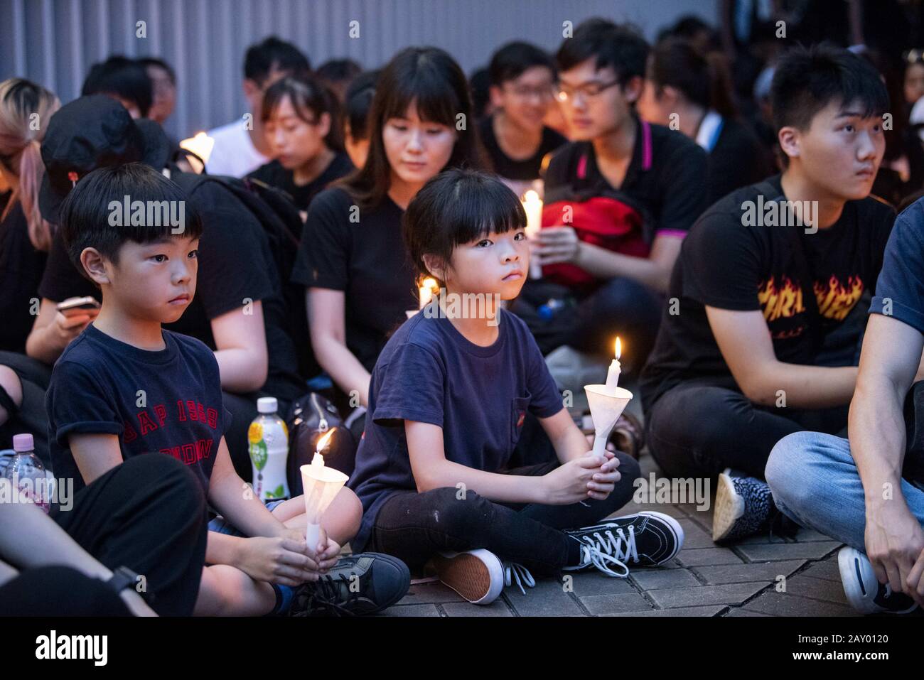 Hong Kong, Hong Kong Sar, Chine. 16 juin 2019. Les manifestants tiennent une vigile éclairée aux chandelles à la mémoire de « l'homme De Pluie », un manifestant qui est mort en essayant de défaire une bannière de protestation la veille. la marche de protestation à Hong Kong contre le projet de loi d'extradition déposé par le chef de l'exécutif Carrie Lam se termine par des manifestants qui se rassemblent autour des bâtiments du gouvernement et du quartier général de la police. La suspension du projet de loi ne permet pas de mettre fin à la marche, qui devait être suivie, mais plus de 2 millions de personnes. Crédit: Jayne Russell/Zuma Wire/Alay Live News Banque D'Images