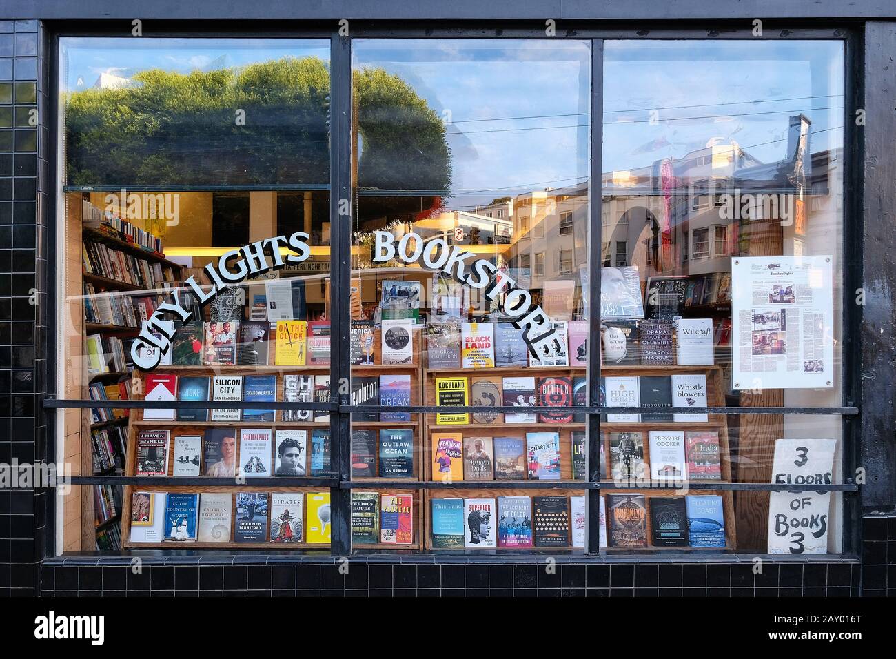 Voir la fenêtre de la légendaire librairie City Lights sur Columbus Avenue, San Francisco, Californie, États-Unis Banque D'Images