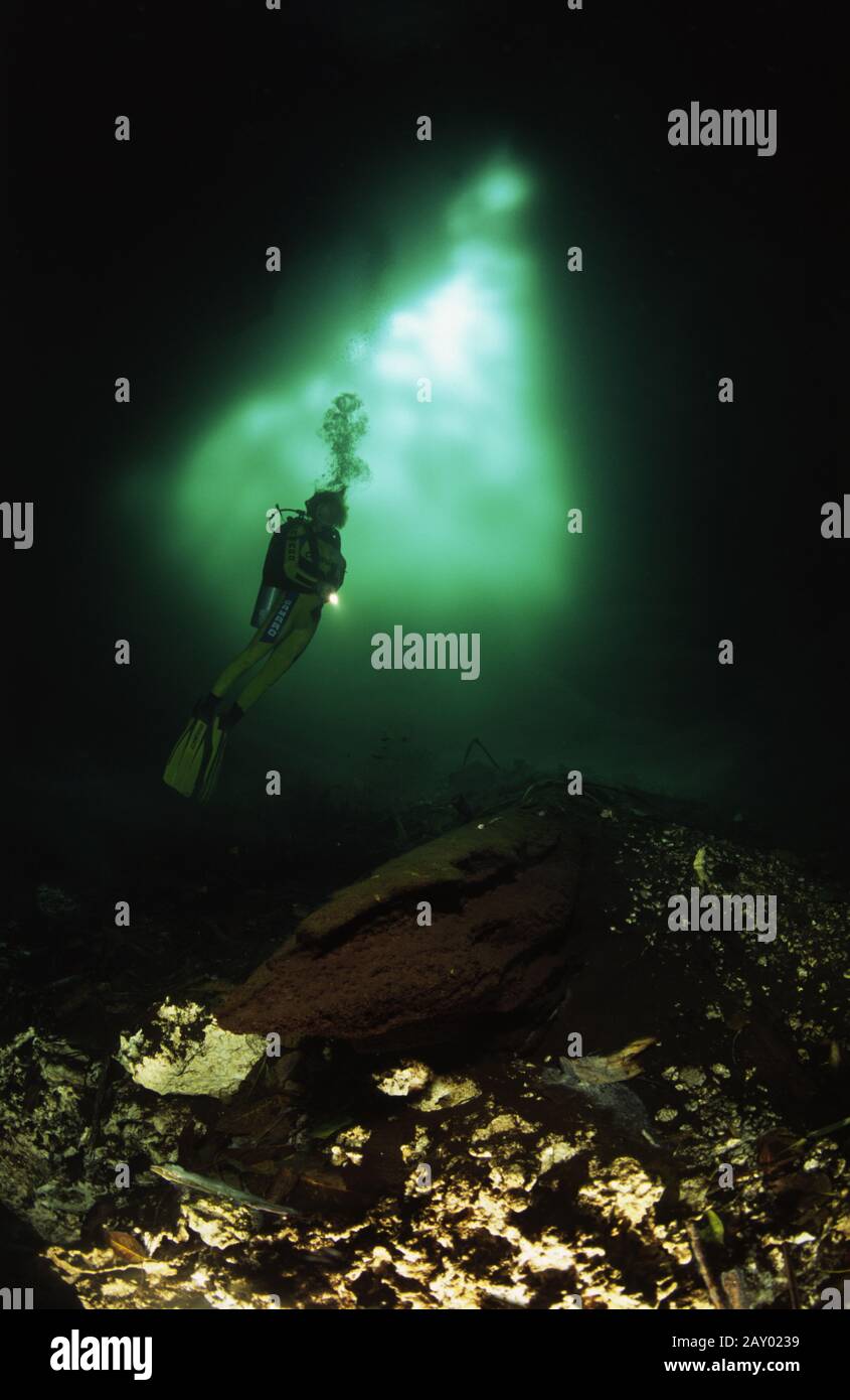 Plongée dans les grottes stalactites de la cathédrale TTomia Banque D'Images