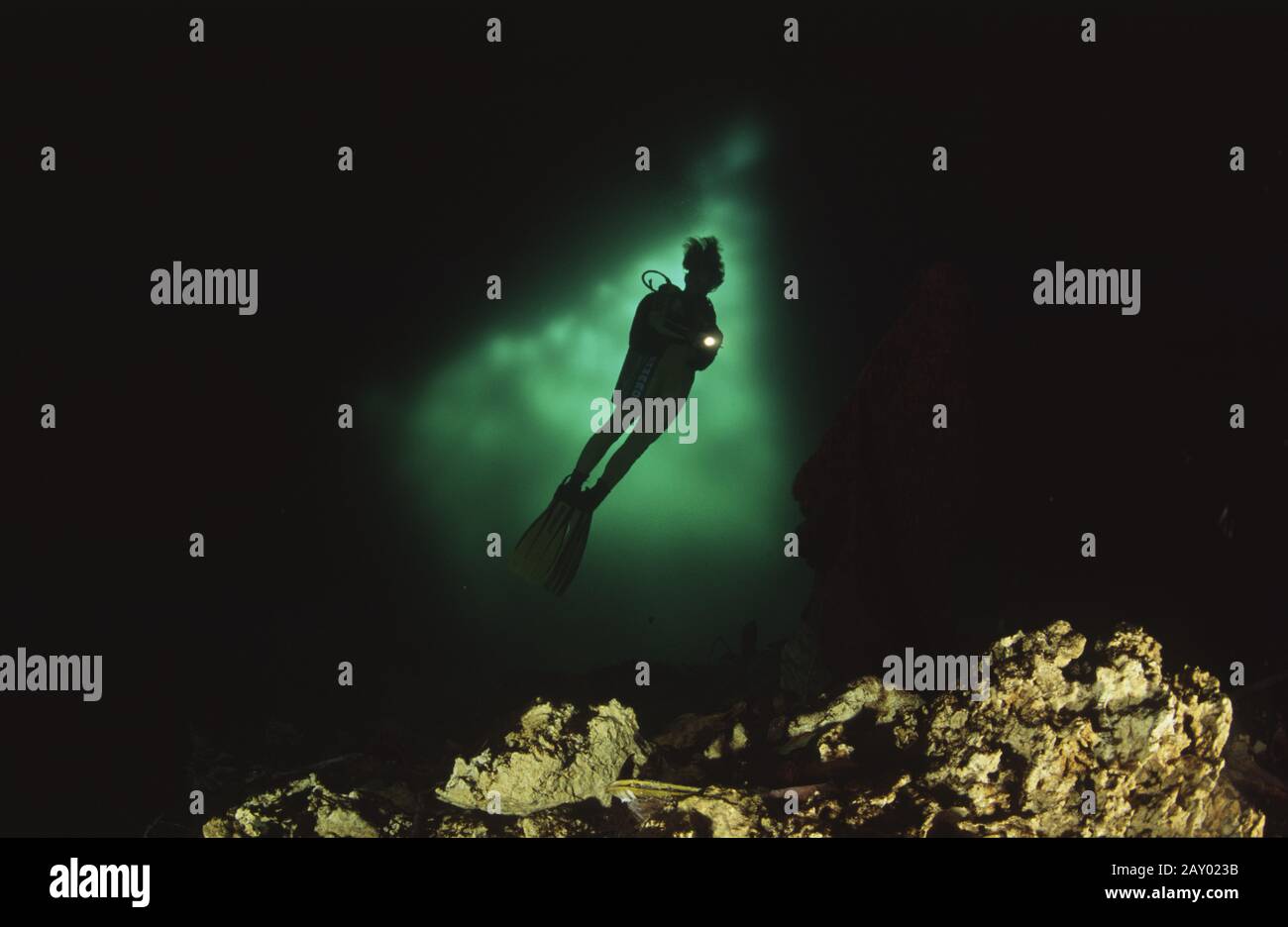 Plongée dans les grottes stalactites de la cathédrale TTomia Banque D'Images