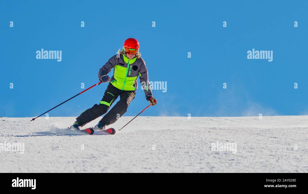 Un instructeur de ski tout en skier seul dans une station de ski Banque D'Images
