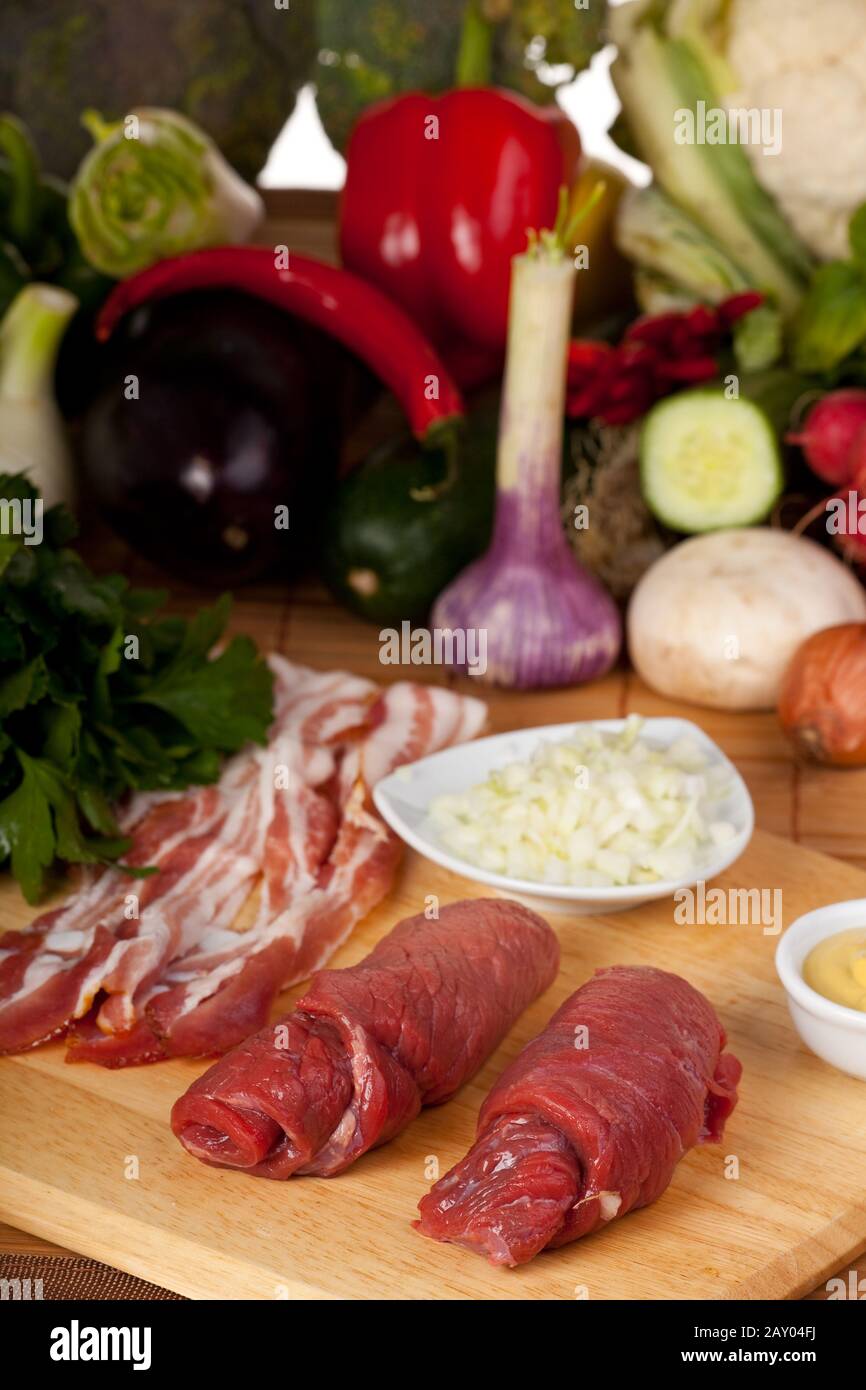 deux escalopes de veau brut et divers ingrédients Banque D'Images