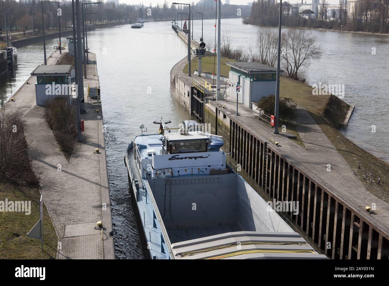 Un cargo avec des conteneurs vides en provenance de Francfort-sur-le-Main entre dans le barrage d'Offenbach Banque D'Images