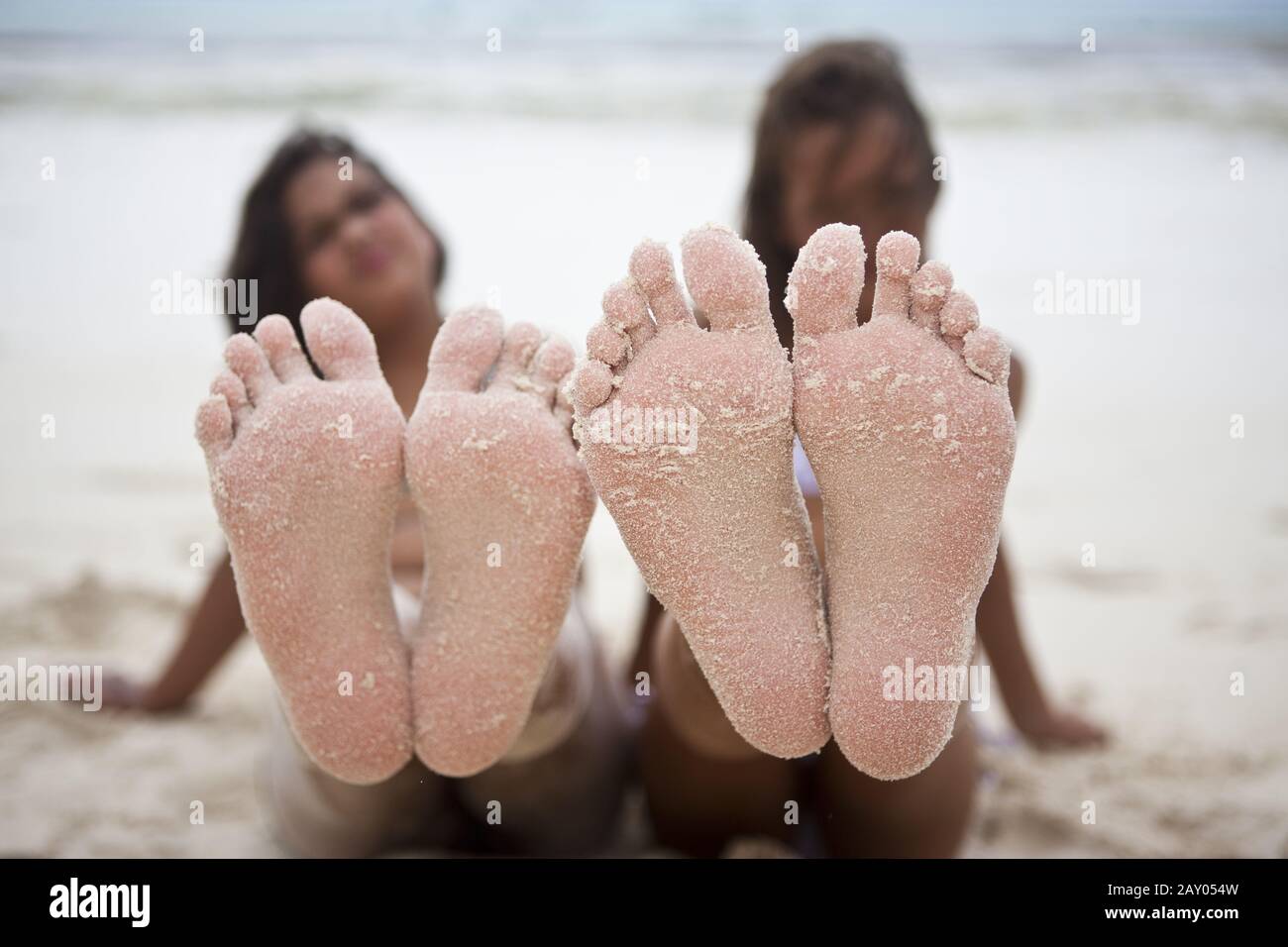 Deux filles avec pieds sablonneux Banque D'Images