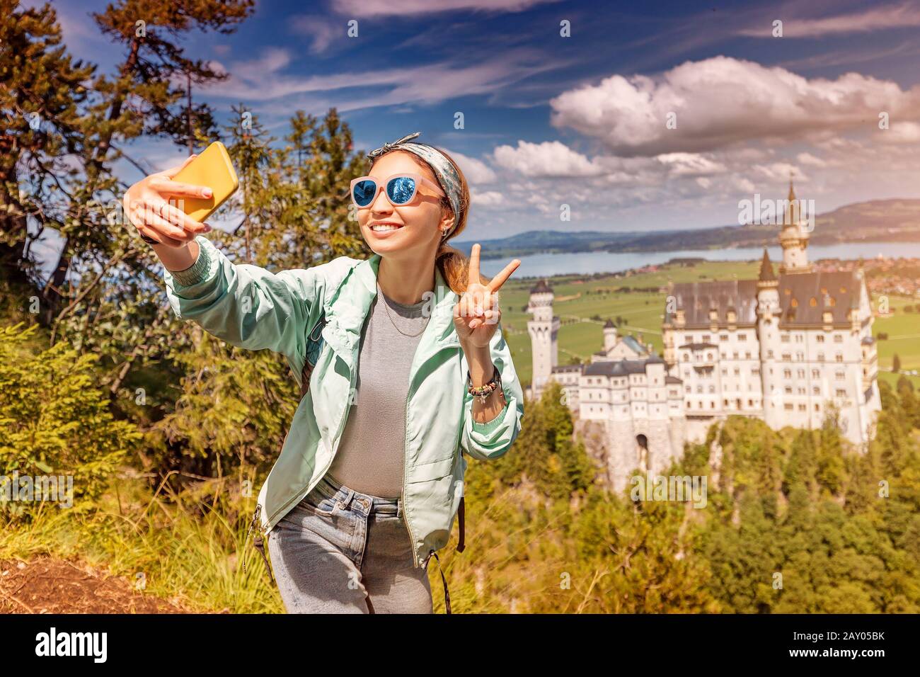 Bonne fille asiatique prenant la photo de selfie au château de Neuschwanstein. Concept des attractions touristiques en Allemagne et en Europe Banque D'Images