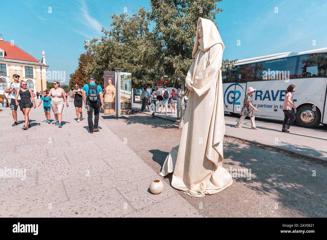 19 juillet 2019, Vienne, Autriche : Statue vivante avec les touristes dans la rue de vienne Banque D'Images