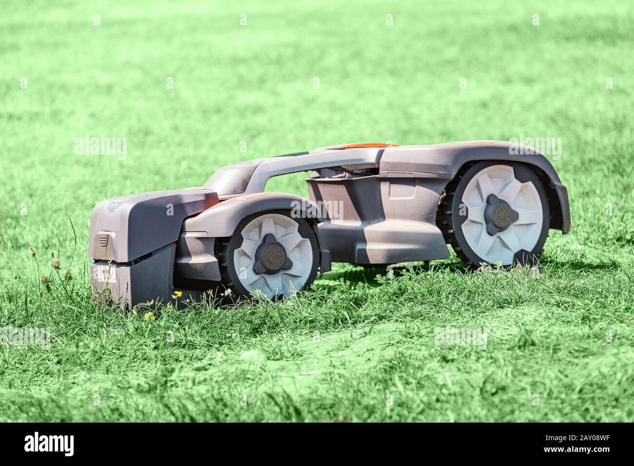 20 juillet 2019, Vienne, Autriche: Tondeuse robot automatique fonctionnant sur une herbe. Banque D'Images