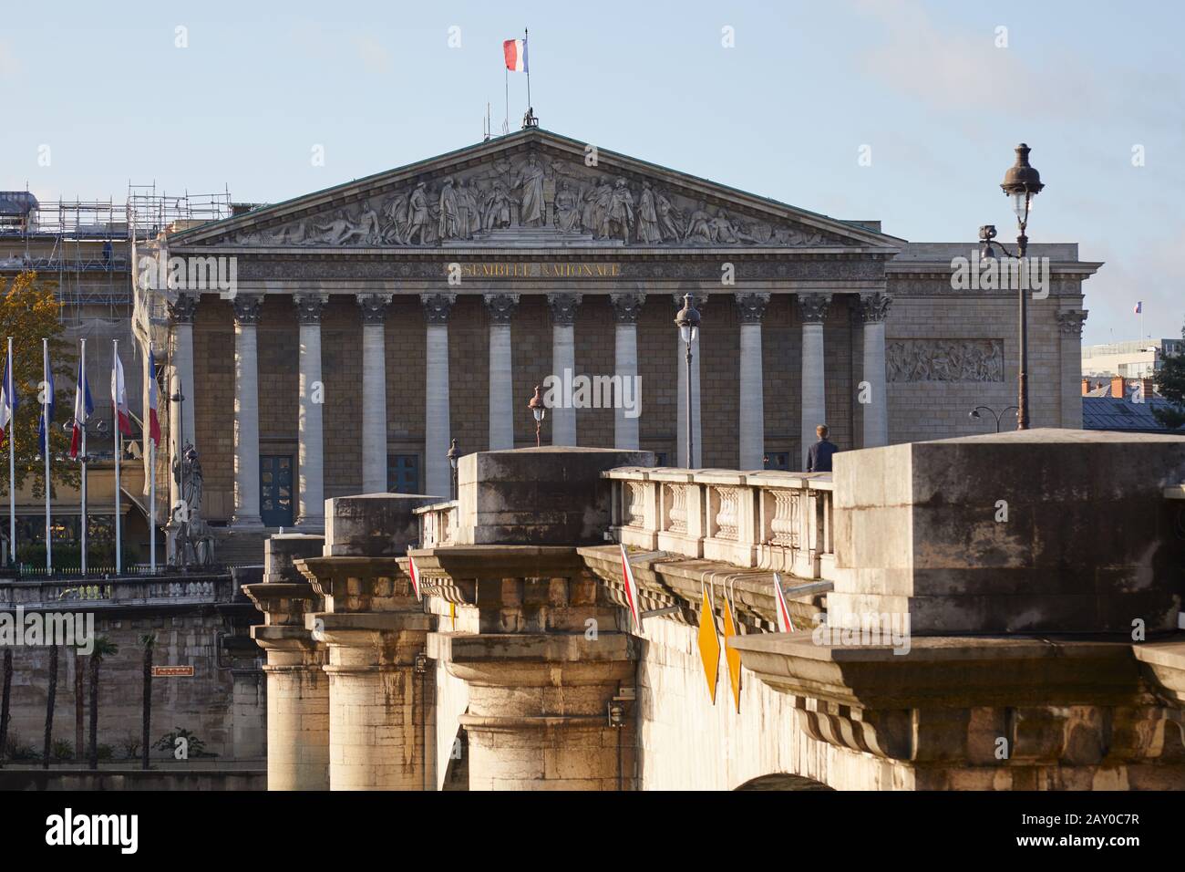 Bâtiment de l'Assemblée nationale et vue sur le pont en une journée ensoleillée à Paris, France Banque D'Images