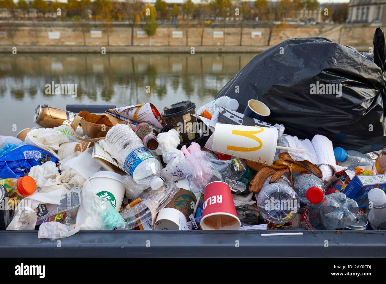 Paris - 8 NOVEMBRE 2019 : corbeille pleine de déchets aux ordures colorées à Paris Banque D'Images