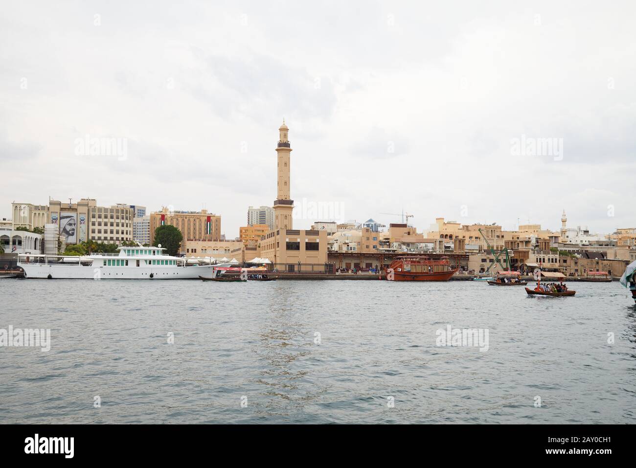 Dubaï, ÉMIRATS ARABES UNIS - 21 NOVEMBRE 2019 : horizon de Dubai creek avec abra et dhow bateaux traditionnels en journée nuageux Banque D'Images