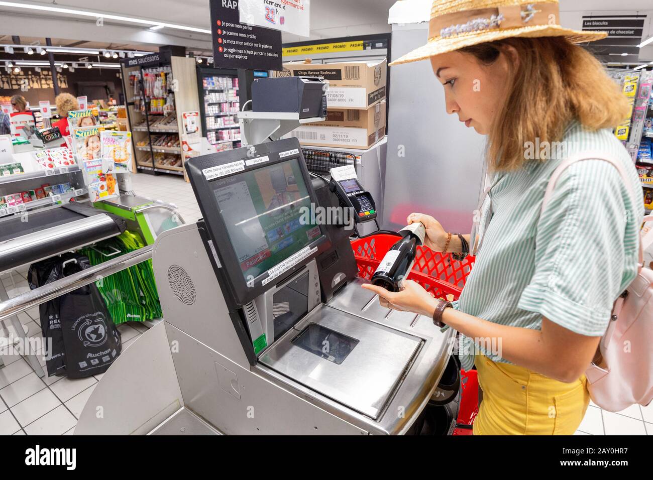 23 juillet 2019, supermarché Auchan, Lyon, France : une jeune fille analyse  les produits au guichet en libre-service de la épicerie Photo Stock - Alamy