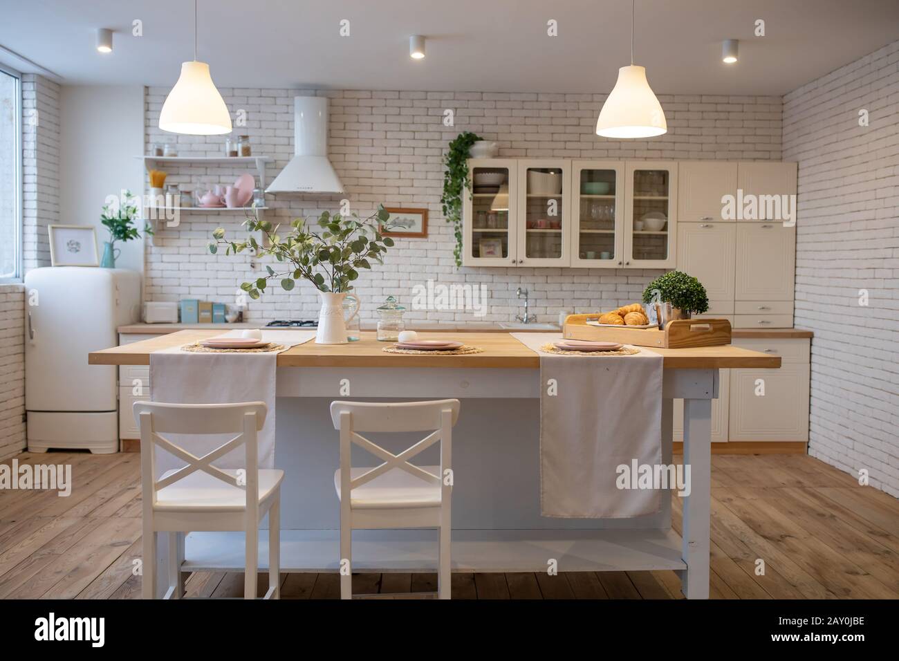 Cuisine moderne blanche de style scandinave. Etagères ouvertes dans la cuisine avec des plantes et des bocaux Banque D'Images