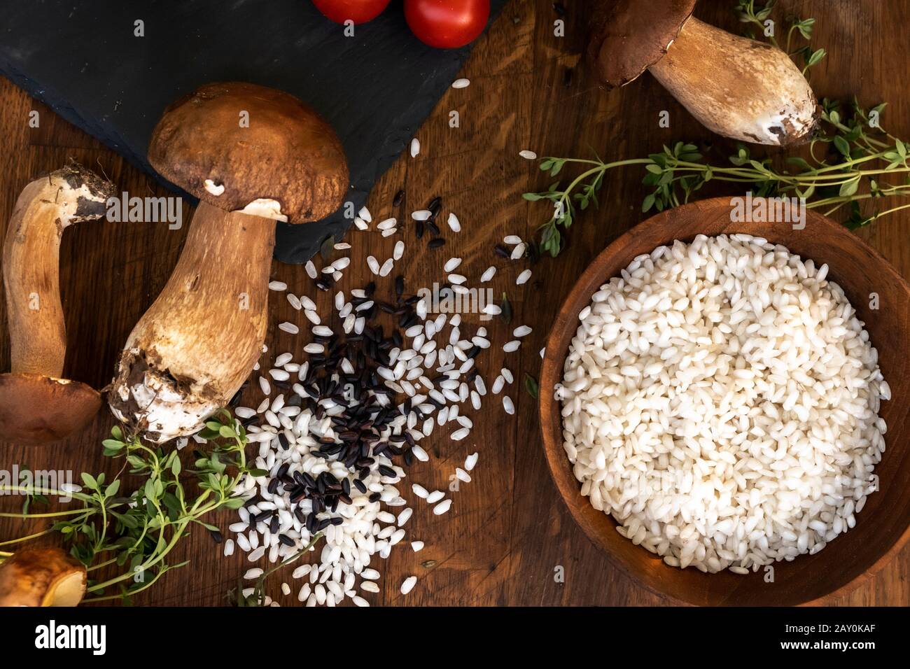 Riz, champignons sauvages et ingrédients de thym pour un risotto Banque D'Images