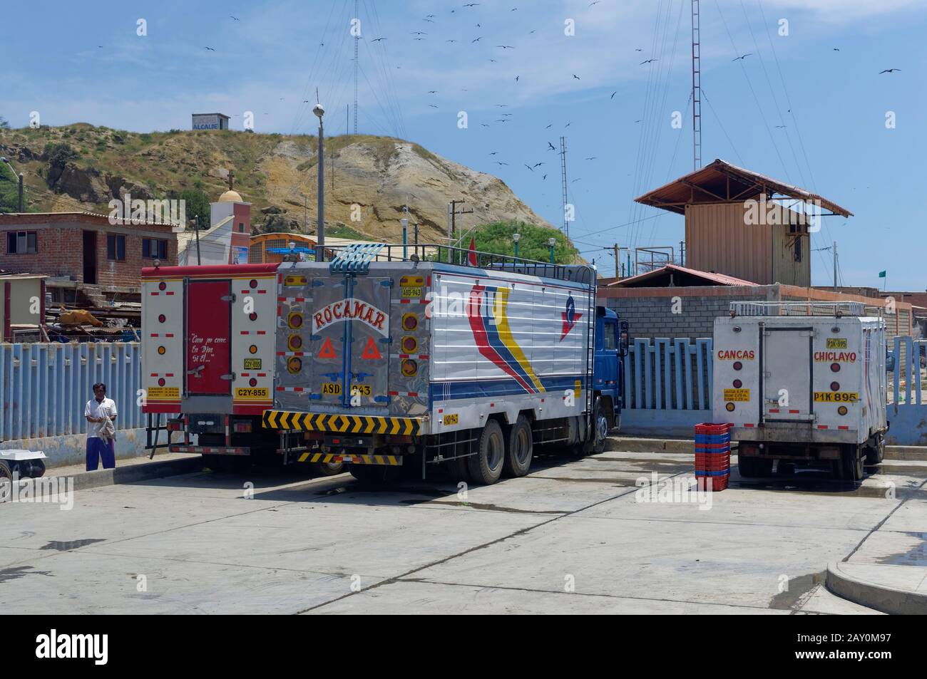 Marchands de poissons camions réfrigérés garés au port de la Cruz en attendant La Prise de la journée. Banque D'Images