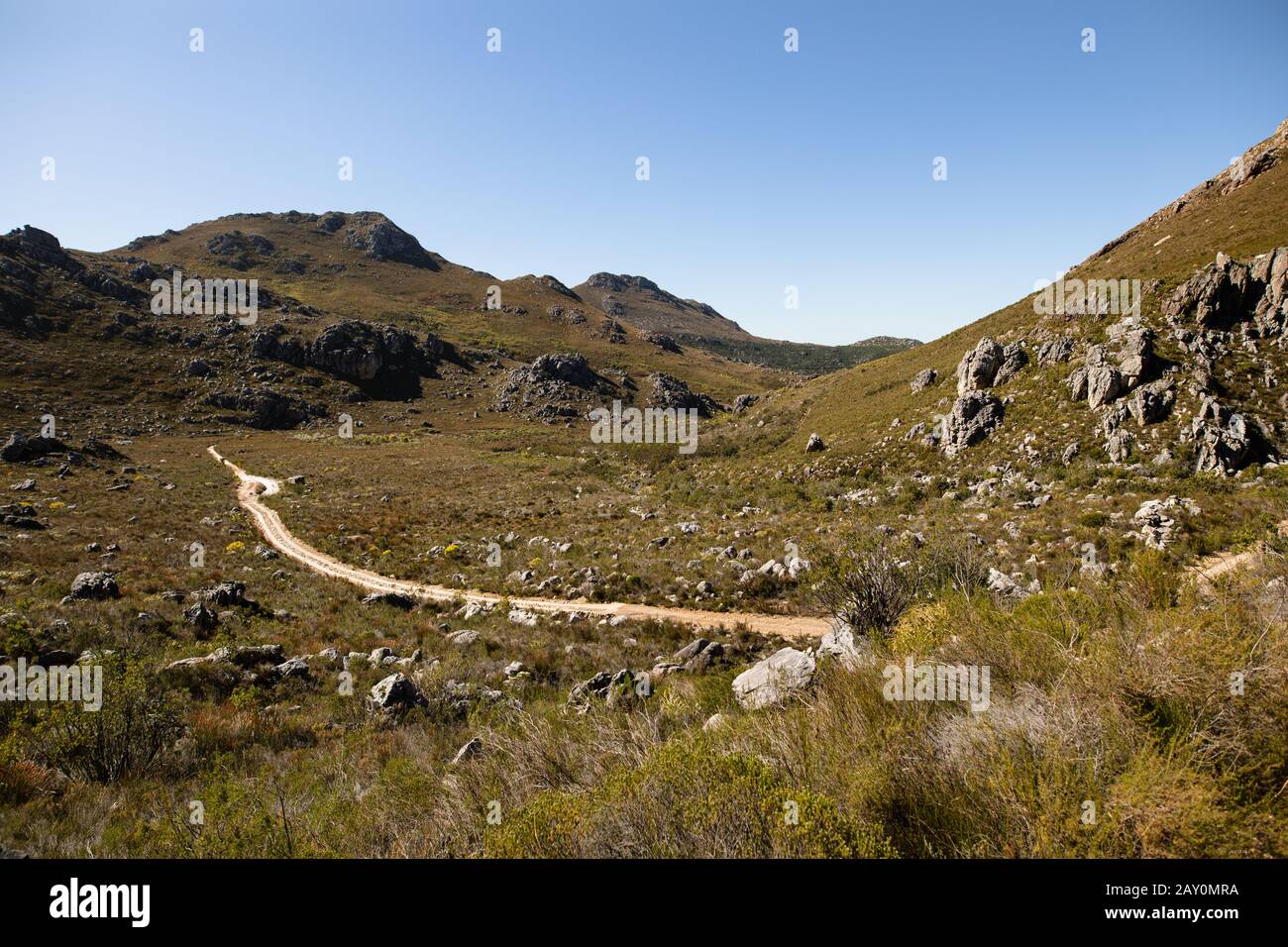 Vue sur le chemin à travers la montagne Banque D'Images