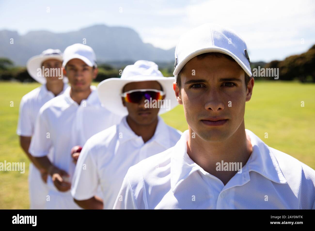 Joueurs de cricket regardant l'appareil photo Banque D'Images