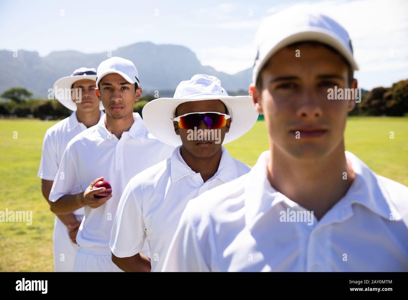 Joueur de cricket regardant l'appareil photo Banque D'Images