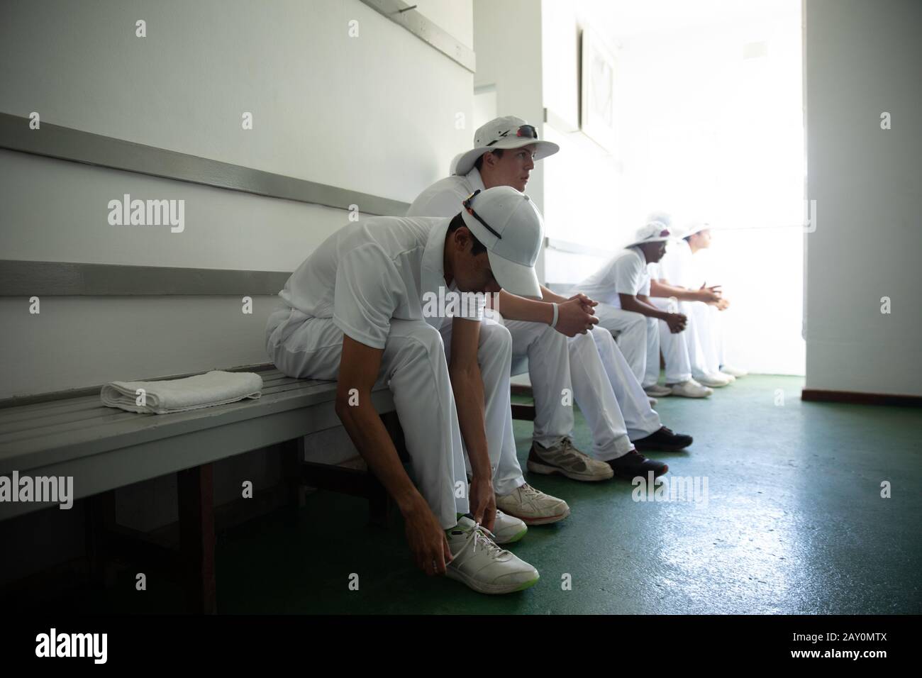 Joueurs de cricket qui se préparent à jouer Banque D'Images