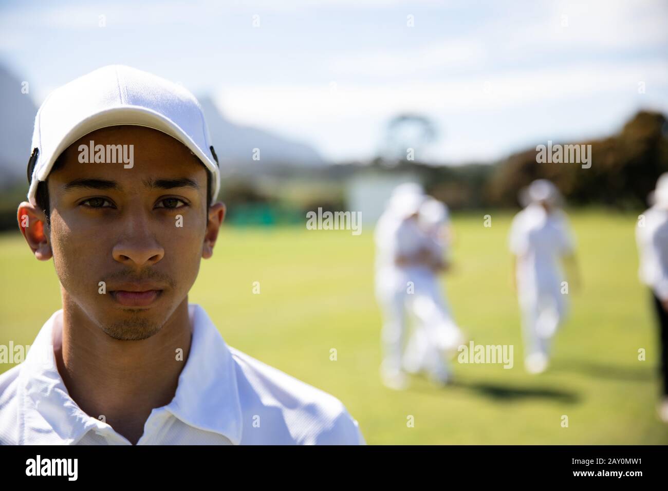 Joueur de cricket regardant l'appareil photo Banque D'Images