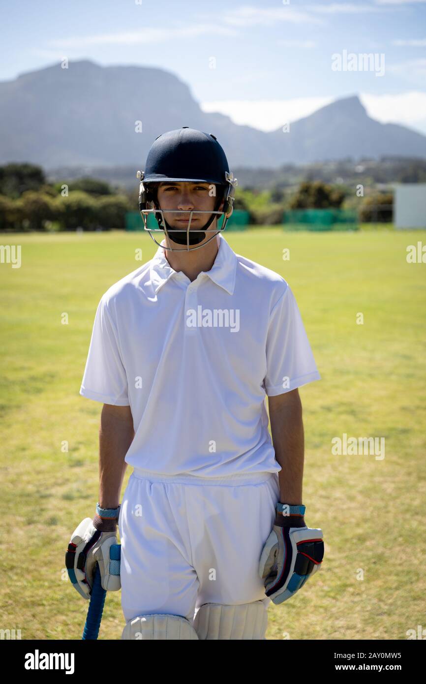 Joueur de cricket regardant l'appareil photo Banque D'Images
