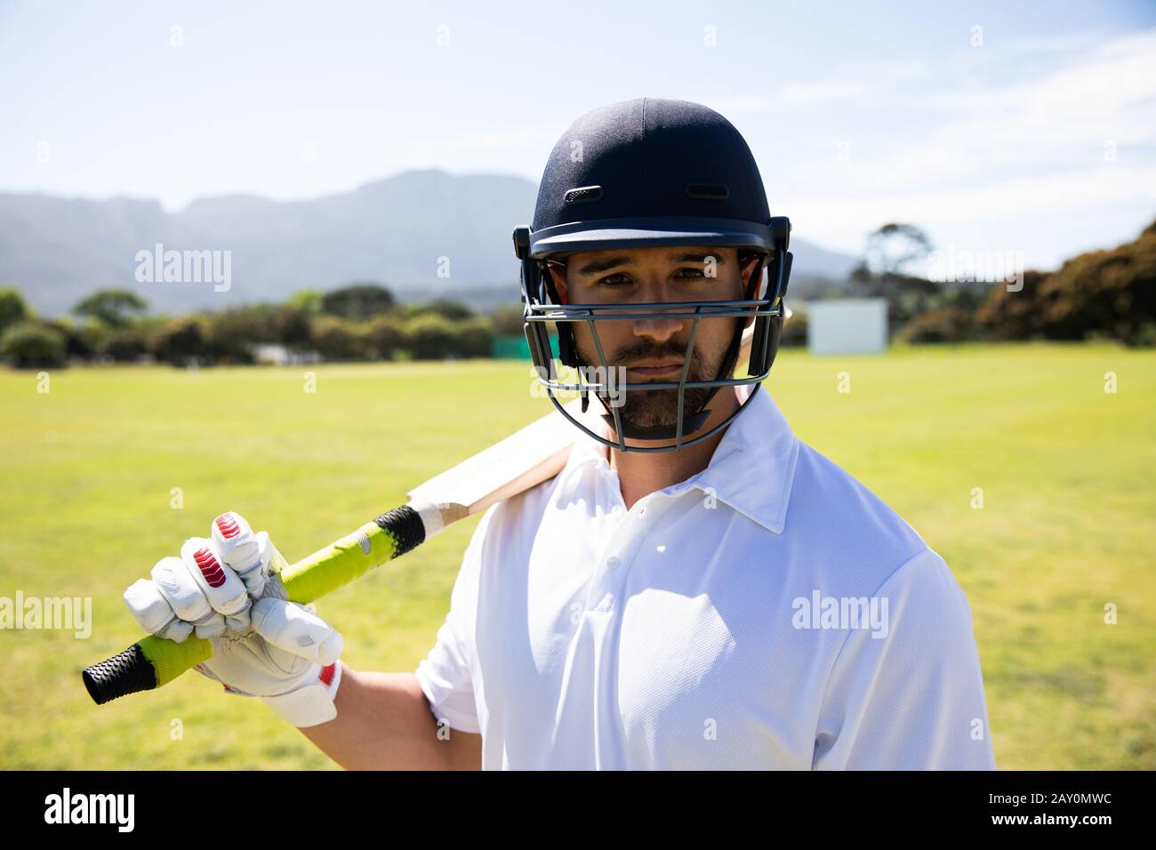 Joueur de cricket regardant l'appareil photo Banque D'Images