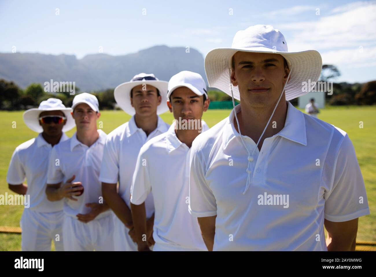Équipe de cricket debout devant l'appareil photo Banque D'Images