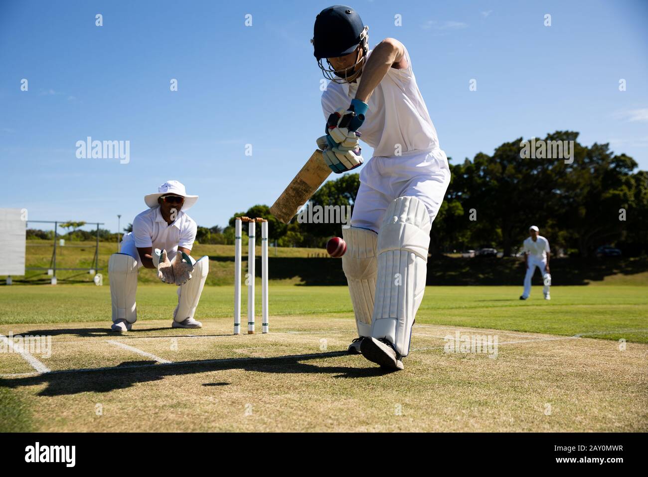 Joueur de cricket prenant des photos dans le ballon Banque D'Images