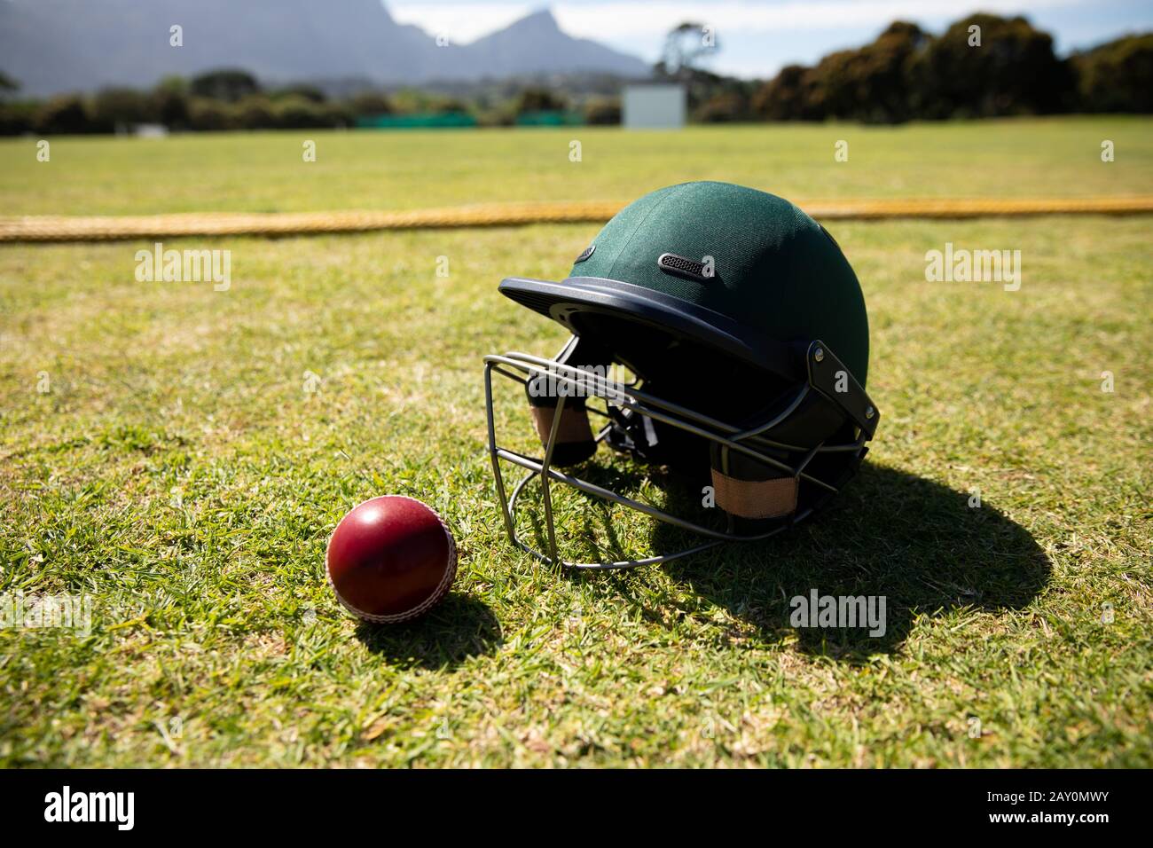 Ballon de cricket et casque Banque D'Images