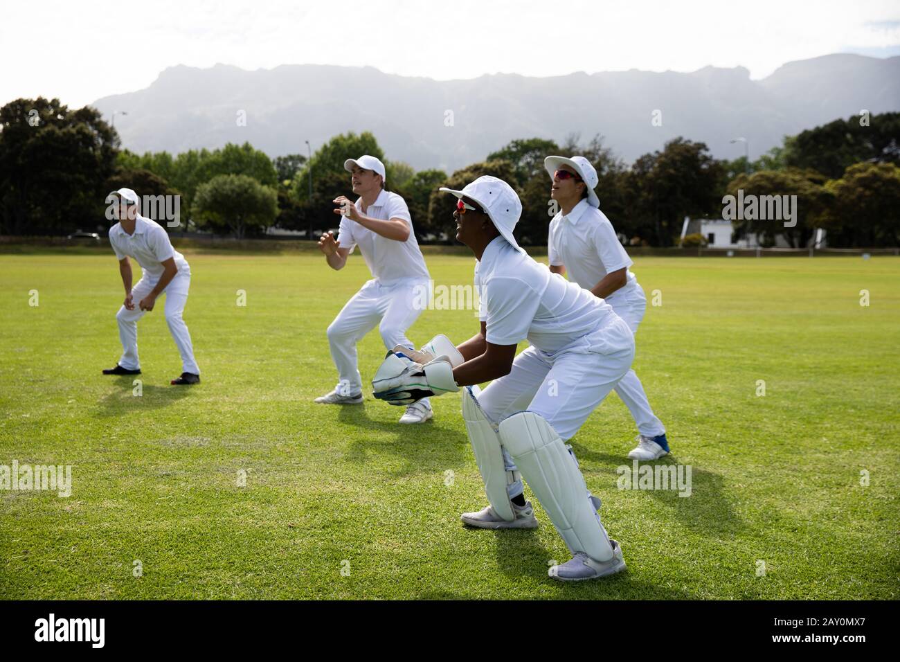 Entraînement des joueurs de cricket sur le terrain Banque D'Images
