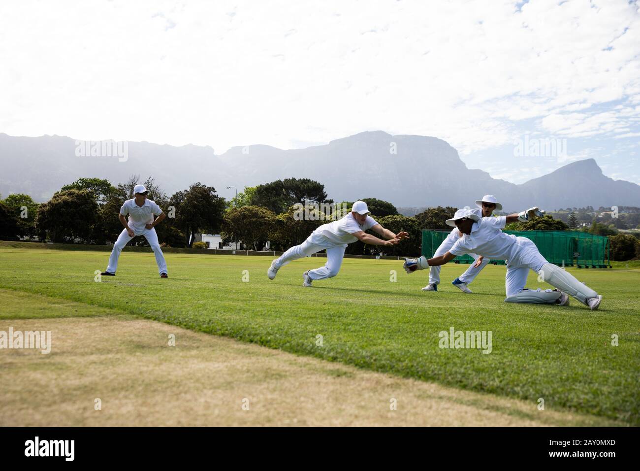 Entraînement des joueurs de cricket sur le terrain Banque D'Images