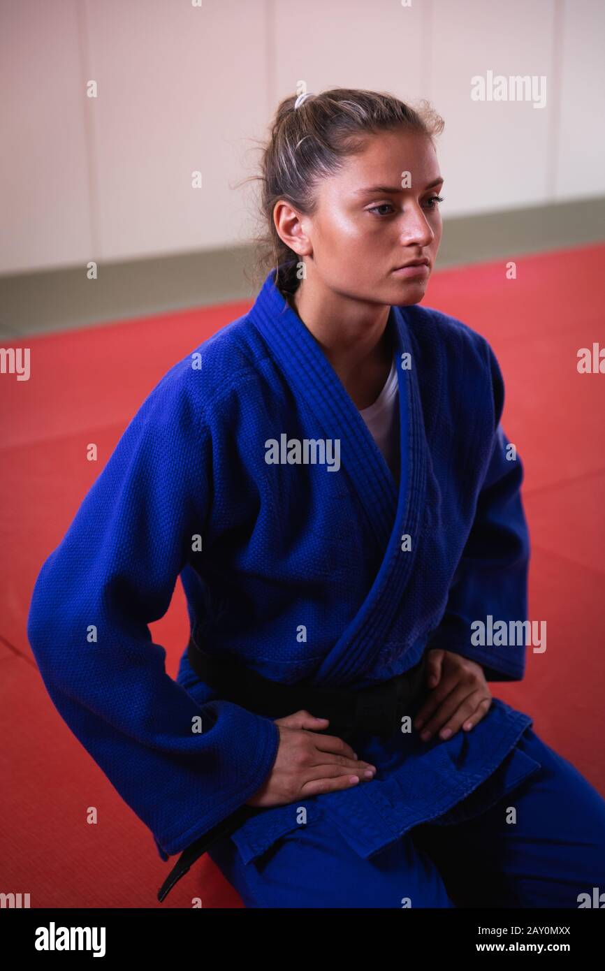 Judoka regardant loin dans la salle de gym Banque D'Images