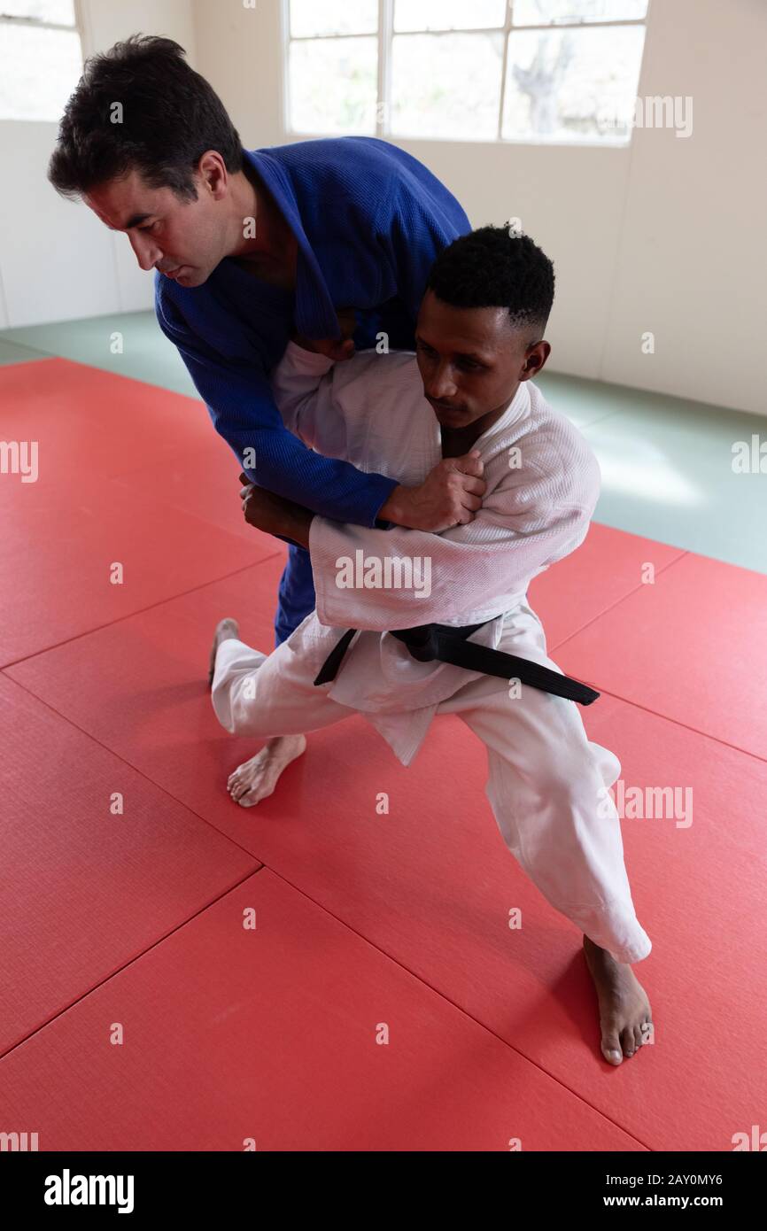 Entraînement de judokas dans une salle de sport Banque D'Images