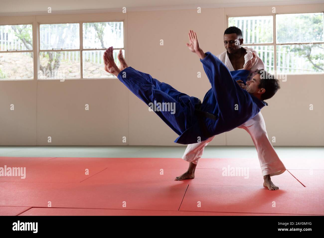 Entraînement de judokas dans une salle de sport Banque D'Images