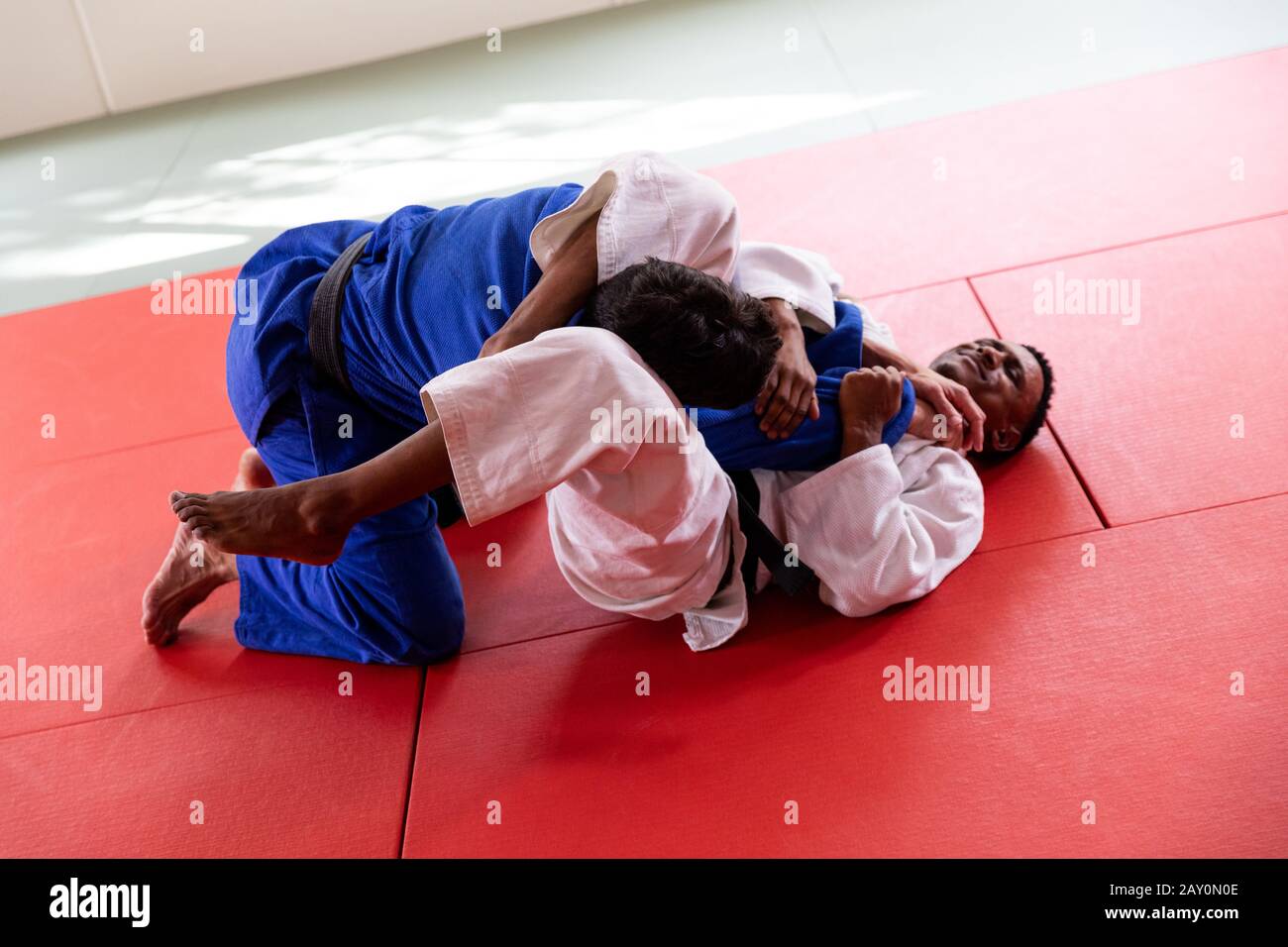 Judokas pratiquant le judo pendant un entraînement dans une salle de sport Banque D'Images