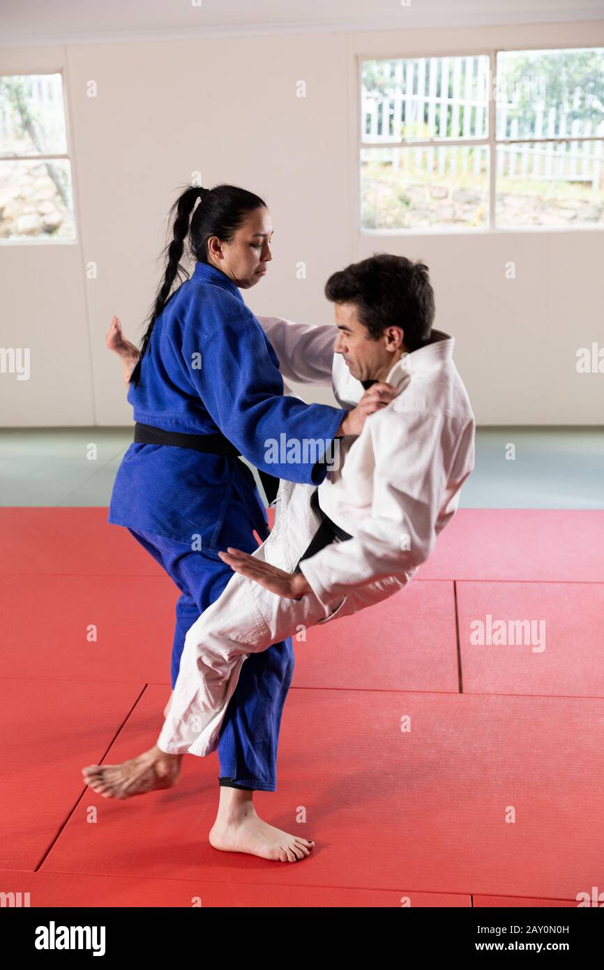 Judokas pratiquant le judo dans une salle de sport Banque D'Images
